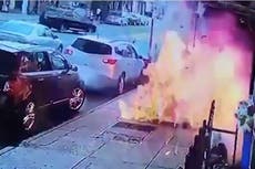 Hombre sobrevive a explosión de alcantarilla en calle de Nueva York