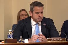 “Ustedes ganaron, ustedes aguantaron”, le dice Kinzinger entre lágrimas a la policía del Capitolio