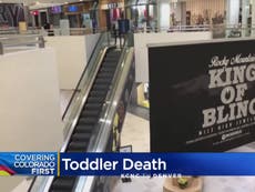 Muere niño en centro comercial al caer de los brazos de su padre en las escaleras mecánicas