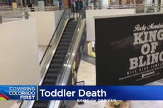 Muere niño en centro comercial al caer de los brazos de su padre en las escaleras mecánicas