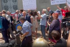 Marjorie Taylor Greene y Matt Gaetz interrumpidos por banda durante conferencia de prensa