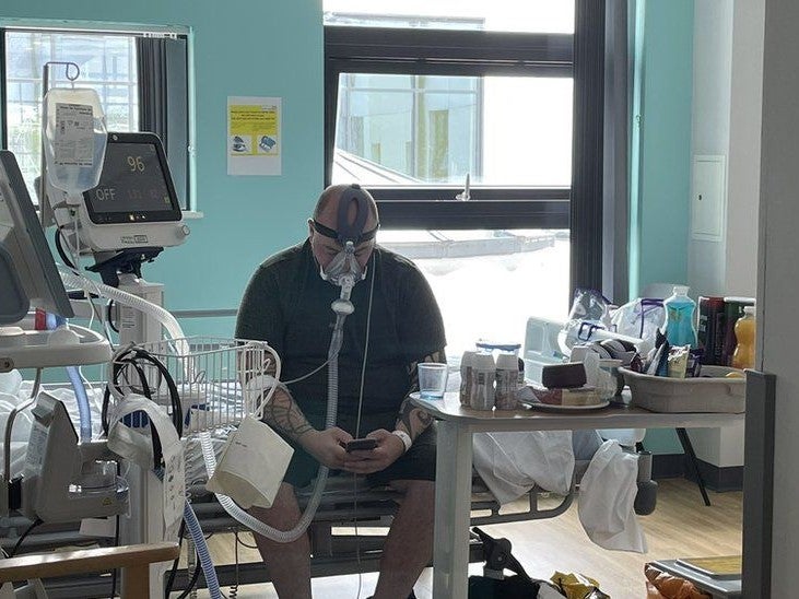 “Ojalá me hubiera vacunado”: Padre que rechazó la vacuna muere por COVID