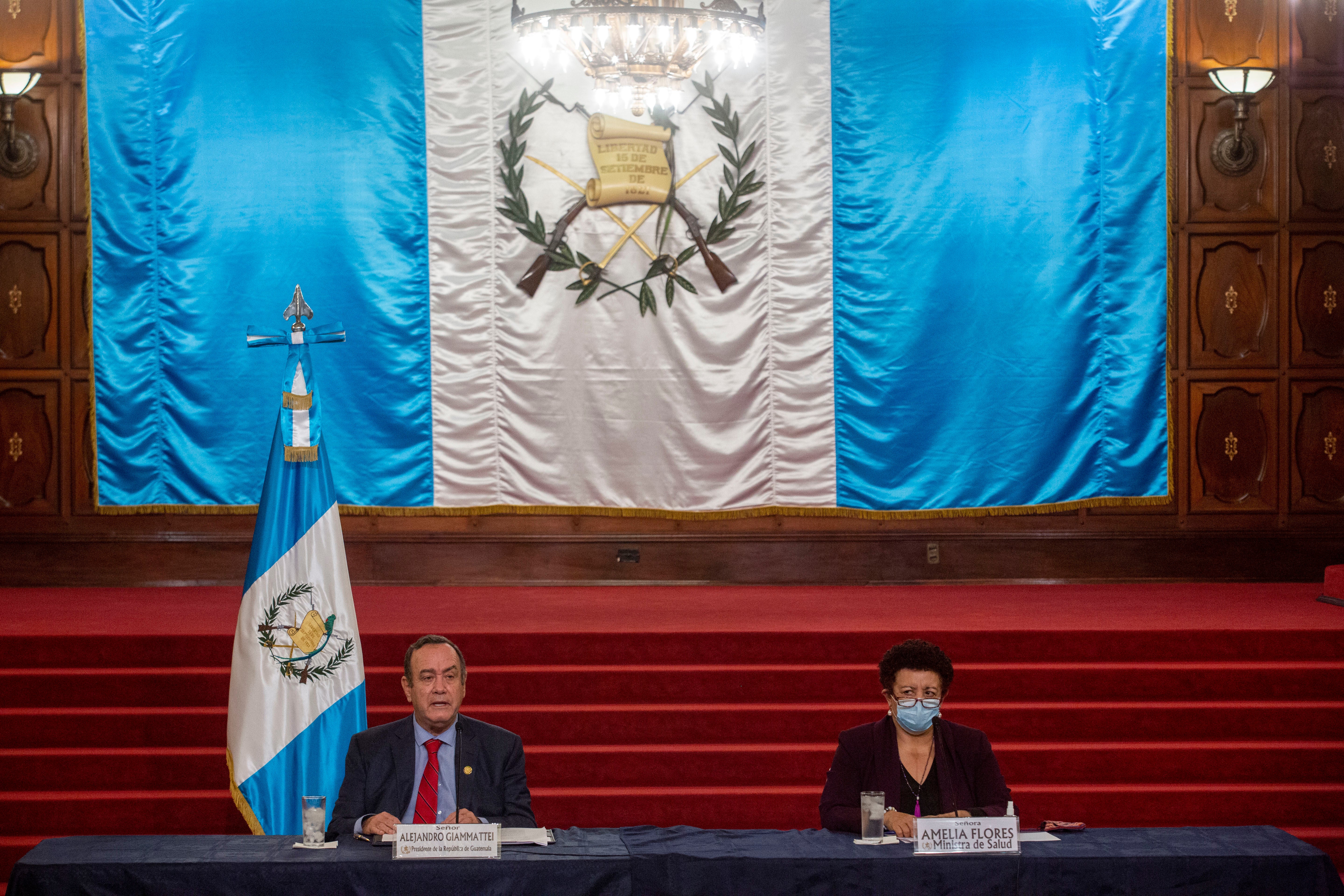 <p>El presidente de Guatemala, Alejandro Giammattei, acompañado por la ministra de Salud Amelia Flores, habla durante una conferencia de prensa en el Palacio Nacional en la Ciudad de Guatemala, el martes 27 de julio de 2021. El gobierno de Estados Unidos suspendió la cooperación con la Fiscalía General de Guatemala en respuesta al despido de su principal fiscal anticorrupción, Juan Francisco Sandoval, según el Departamento de EE. UU.</p>