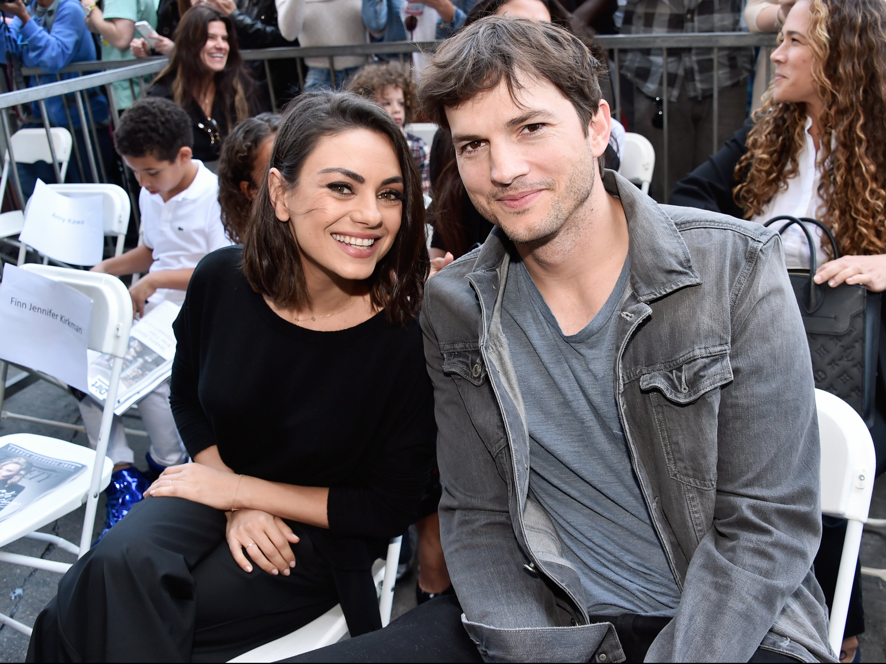 Mila Kunis lamenta haberle pedido a Ashton Kutcher que cancelara su viaje al espacio: “fue egoísta”