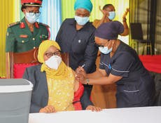Presidenta tanzana se vacuna contra COVID al iniciar campaña