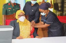 Presidenta tanzana se vacuna contra COVID al iniciar campaña