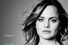 Mena Suvari explica mención a Kevin Spacey en sus memorias