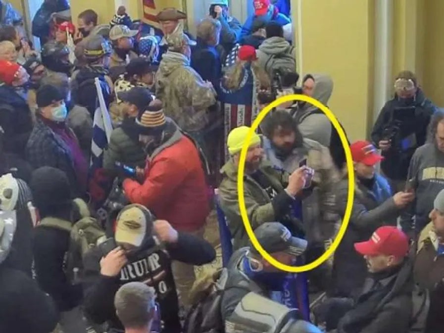 Detienen a político neoyorquino por disturbios en el Capitolio tras presumirlo en Instagram