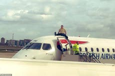 Manifestante paralímpico de Extinction Rebellion que protestó al pegarse a un avión en sentenciado a cárcel