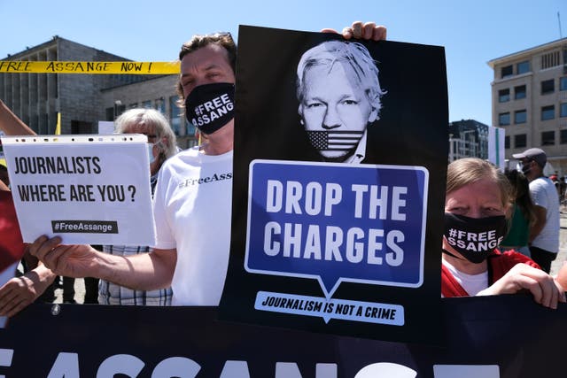 <p>Partidarios del fundador de WikiLeaks, Julian Assange, participan en una protesta contra la cumbre de líderes de la OTAN en Bruselas, Bélgica, el 13 de junio de 2021.</p>