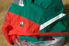 Equipo femenil de softbol de México tira su uniforme a la basura tras perder en Tokio 2020