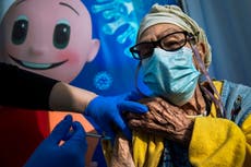 Israel ofrece 3ra vacuna de refuerzo a personas mayores