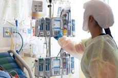 Pacientes COVID de cuidados intensivos son una década más jóvenes que en oleadas anteriores