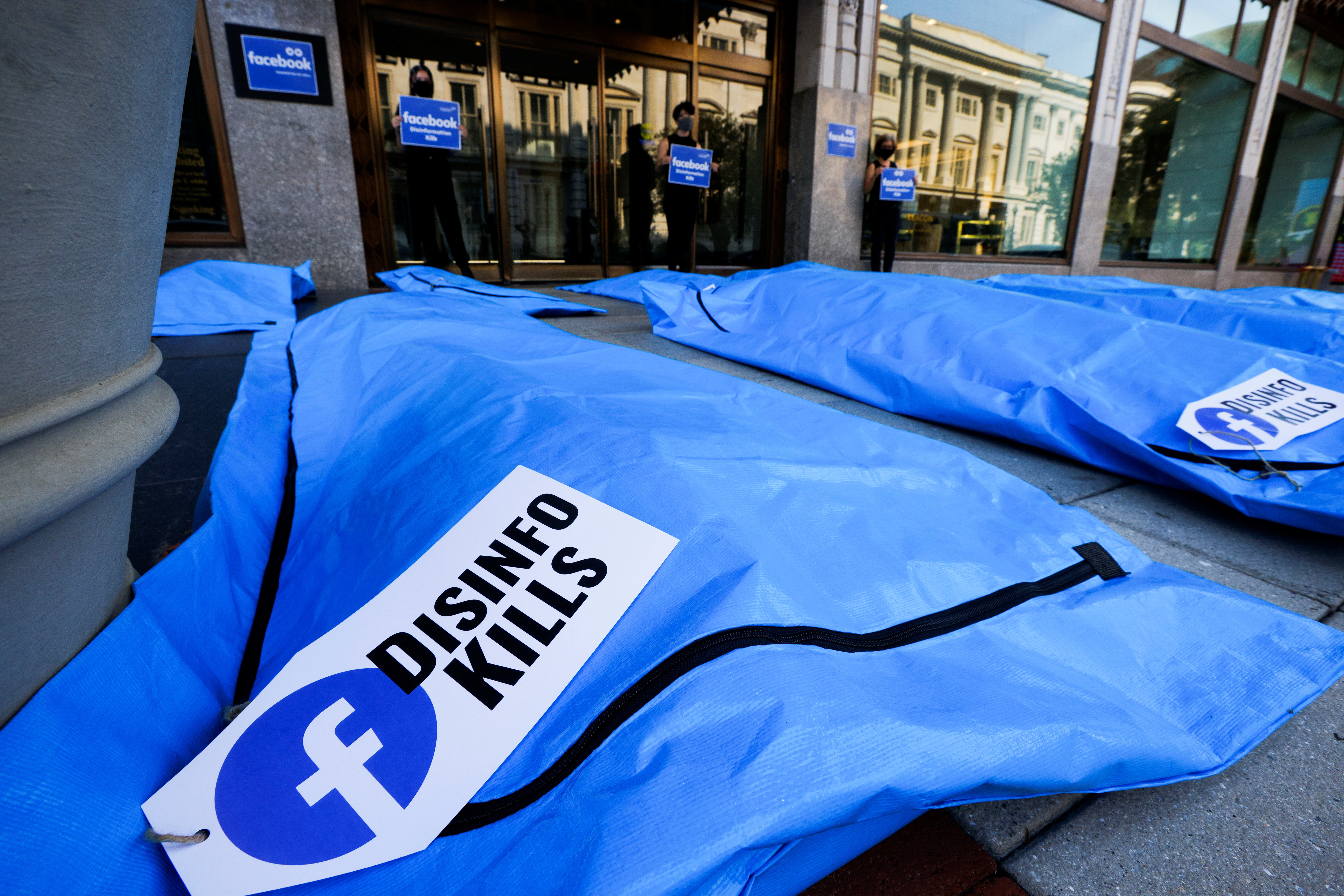 Facebook genera más dudas sobre las vacunas que Fox News, afirma estudio