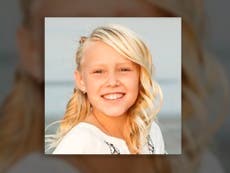 Niña de 10 años muere después de que roca atravesó parabrisas del auto