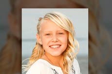 Niña de 10 años muere después de que roca atravesó parabrisas del auto