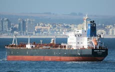 Atacan buque de millonario israelí frente a Omán; 2 muertos