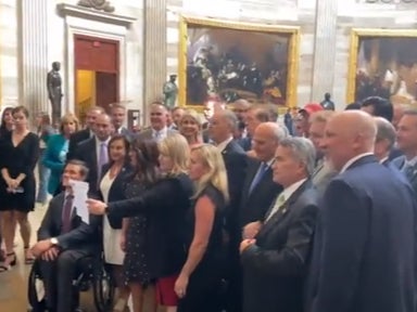 Republicanos irrumpen en el Senado para protestar por nuevas normas sobre cubrebocas