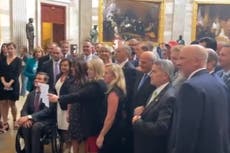 Republicanos irrumpen en el Senado para protestar por nuevas normas sobre cubrebocas