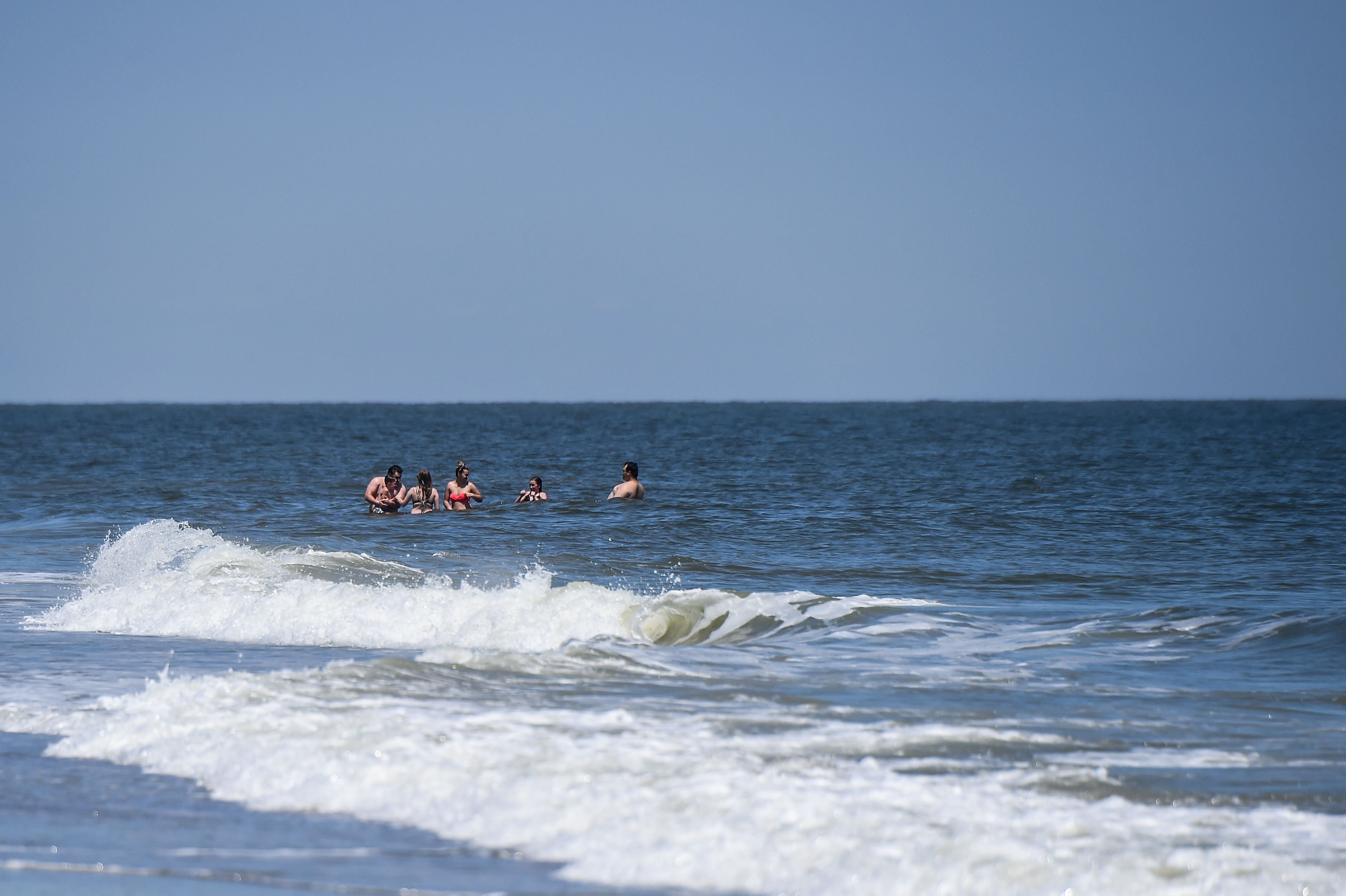 Instructor de surf de Georgia atacado por tiburón durante la lección regresa a la playa