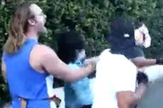 Cineasta hospitalizado después de violento ataque de antivacunas