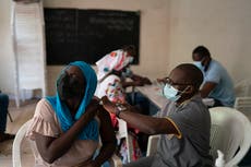 Repunte del COVID-19 en África convence a muchos a vacunarse
