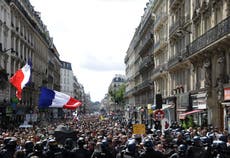 Policías chocan con manifestantes antivacunas en París