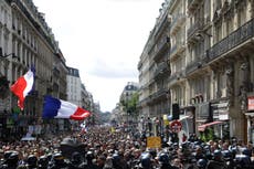 Policías chocan con manifestantes antivacunas en París