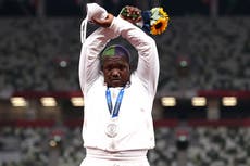 Raven Saunders del equipo de EE.UU. levanta los brazos en “X” en señal de protesta durante entrega de medallas