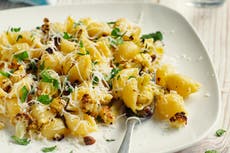 Cocinera prepara 12 platillos a la vez y el polémico video se vuelve viral