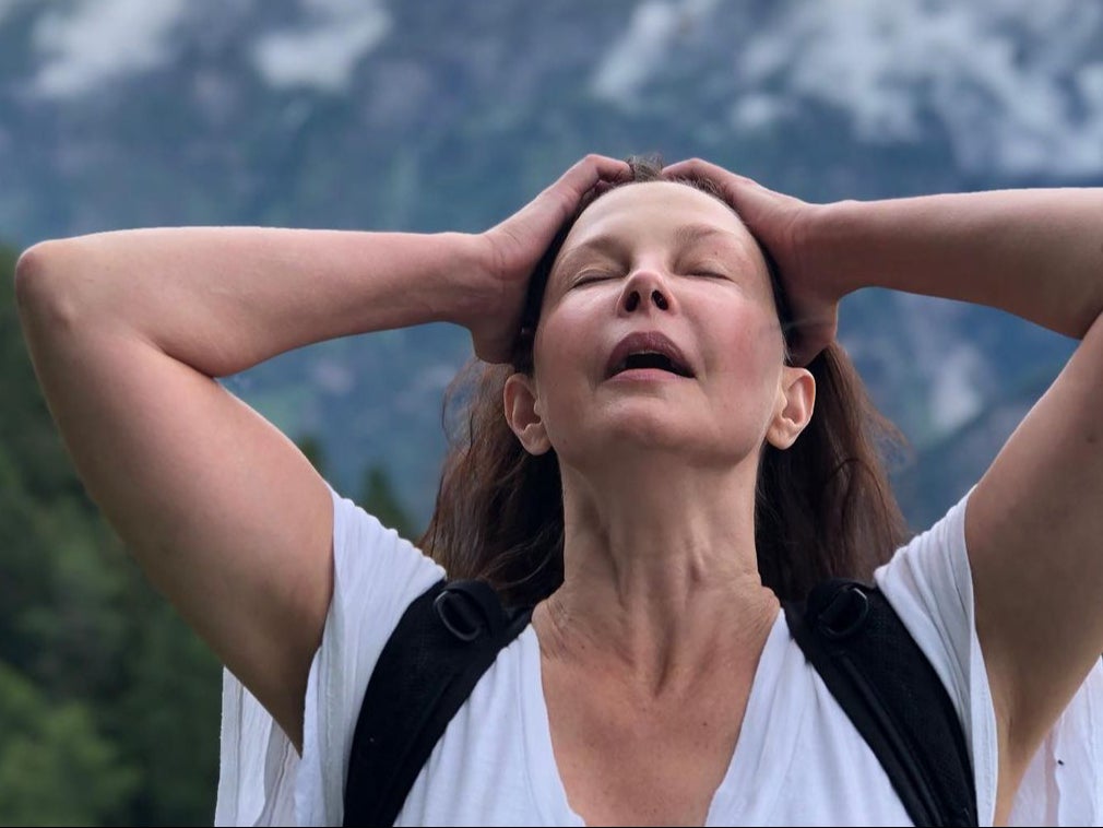 Ashley Judd vuelve a caminar tras destrozar su pierna hace seis meses en África