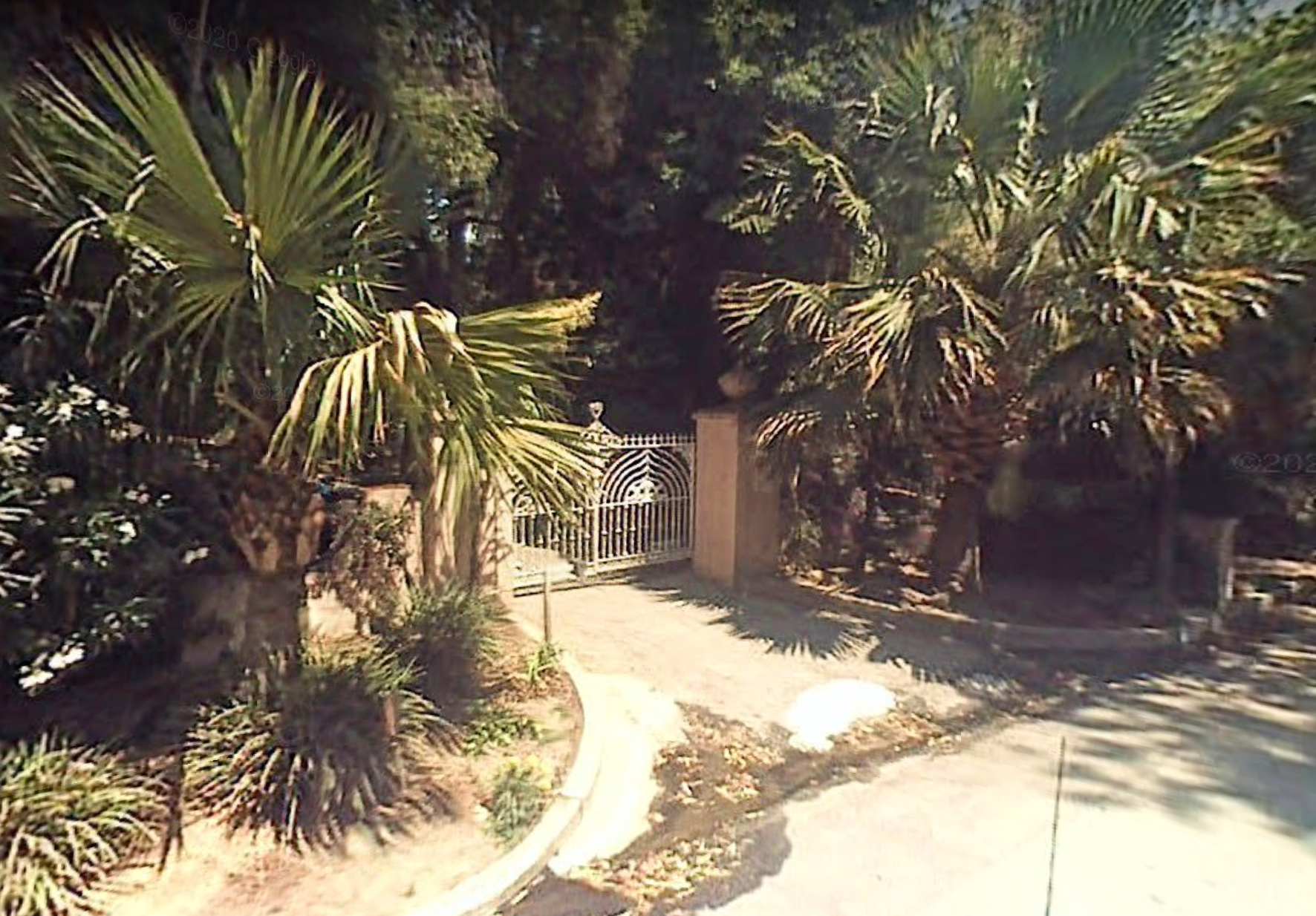 Medio hermano de Osama bin Laden pone a la venta mansión en Bel Air 