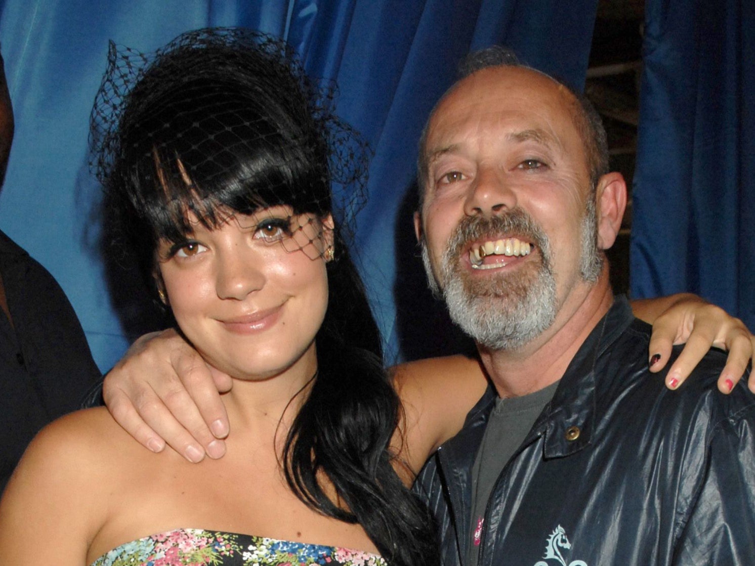 Lily Allen habla sobre el distanciamiento con su padre el actor Keith
