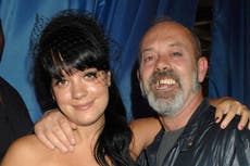 Lily Allen habla sobre el distanciamiento con su padre el actor Keith