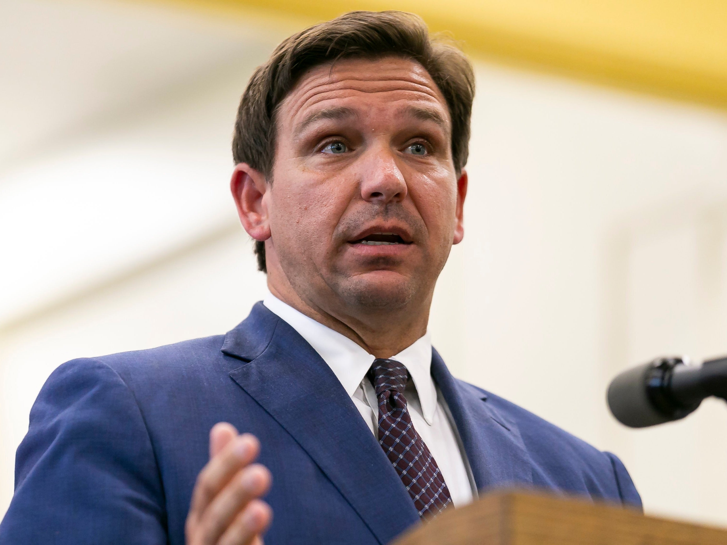 Ron DeSantis, gobernador de Florida, en guerra de palabras con Joe Biden por propagación del COVID-19