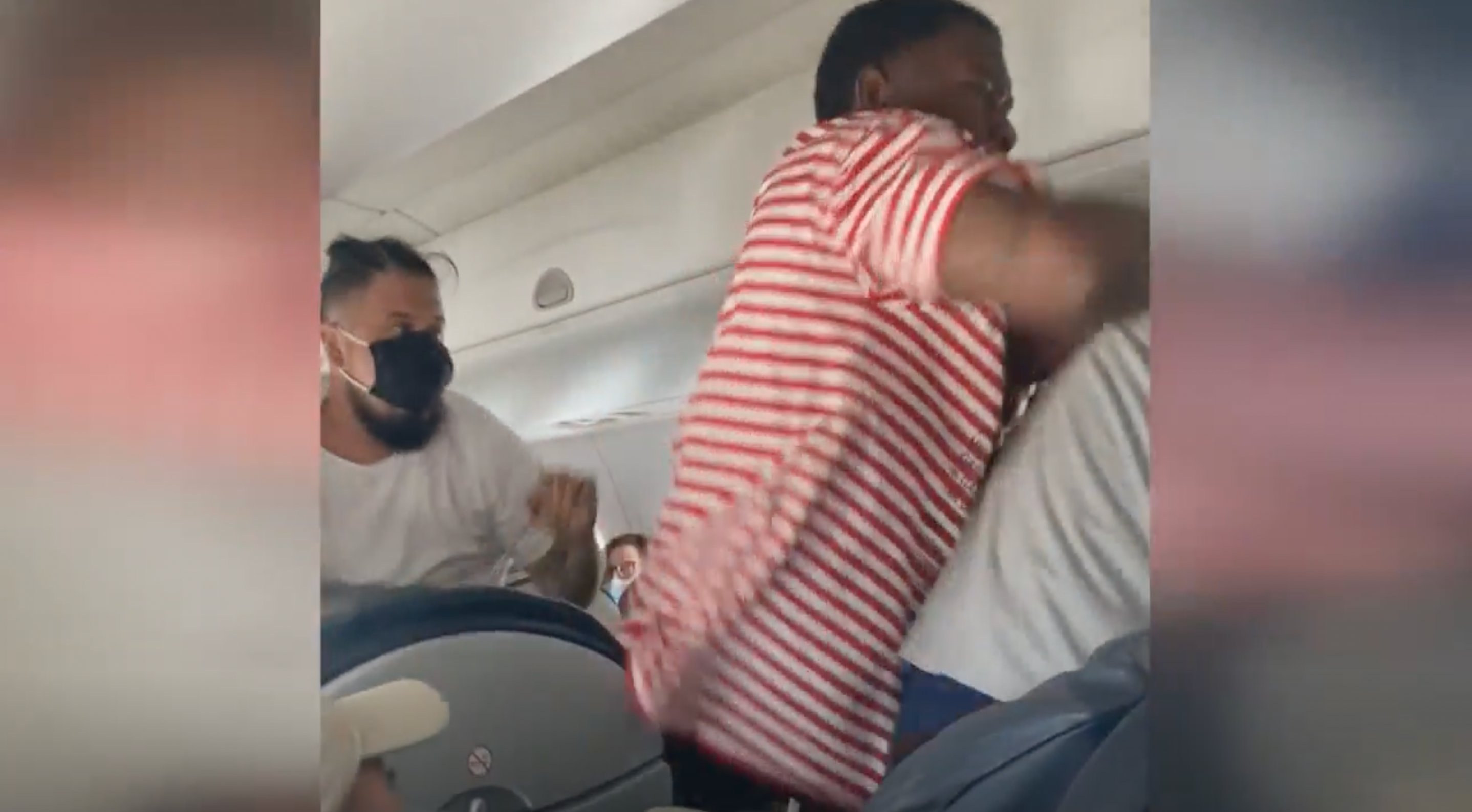 Video muestra a pasajeros peleando en vuelo sobre un asiento reclinable