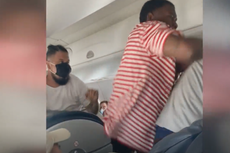 Video muestra a pasajeros peleando en vuelo sobre un asiento reclinable