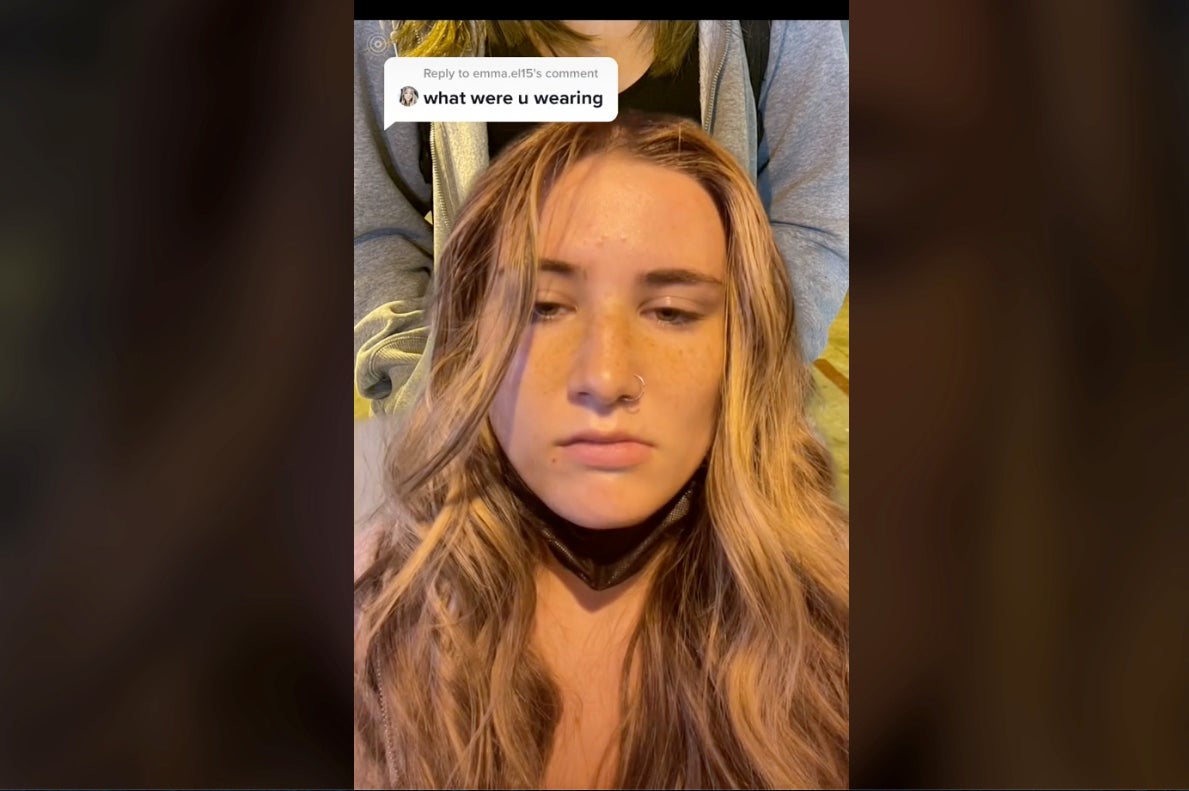 Mujer es amenazada con ser expulsada de su vuelo por usar crop top en Alaska Airlines