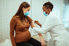 Mujer embarazada que rechazó vacuna contra covid ve nacer a su bebé prematuramente 