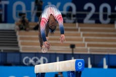 Biles completa su rutina en la final de viga en Tokio 2020