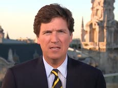 Tucker Carlson, presentador de Fox News, lleva su programa y su mensaje conservador a Hungría