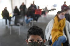 Adolescentes argentinos de riesgo reciben vacuna Moderna