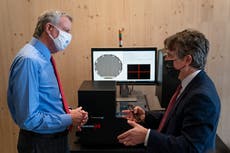 Restaurantes en NY exigirán pruebas de vacuna COVID-19