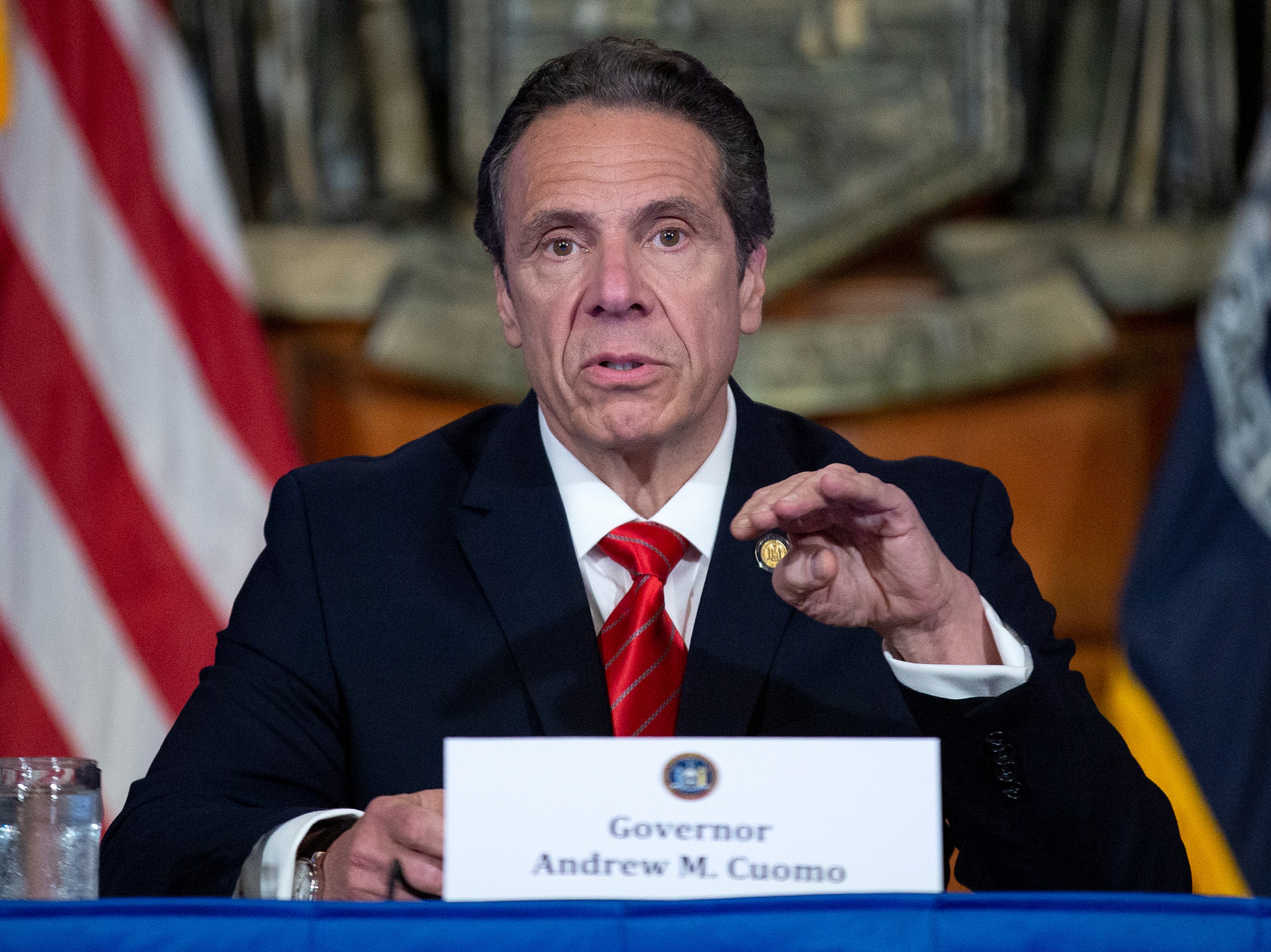 Extraño clip de Andrew Cuomo cantando “Do You Love Me?” a una asesora