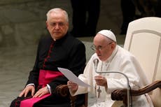 El papa retoma sus audiencias un mes después de su cirugía