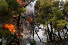 En medio de la peor ola de calor en 30 años, miles de personas son vacuadas por incendios de suburbio en Grecia