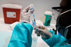Estudio sugiere que la vacuna contra la gripe podría reducir gravedad en los casos de COVID