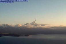 Tres volcanes de Alaska en erupción expulsan lava o ceniza