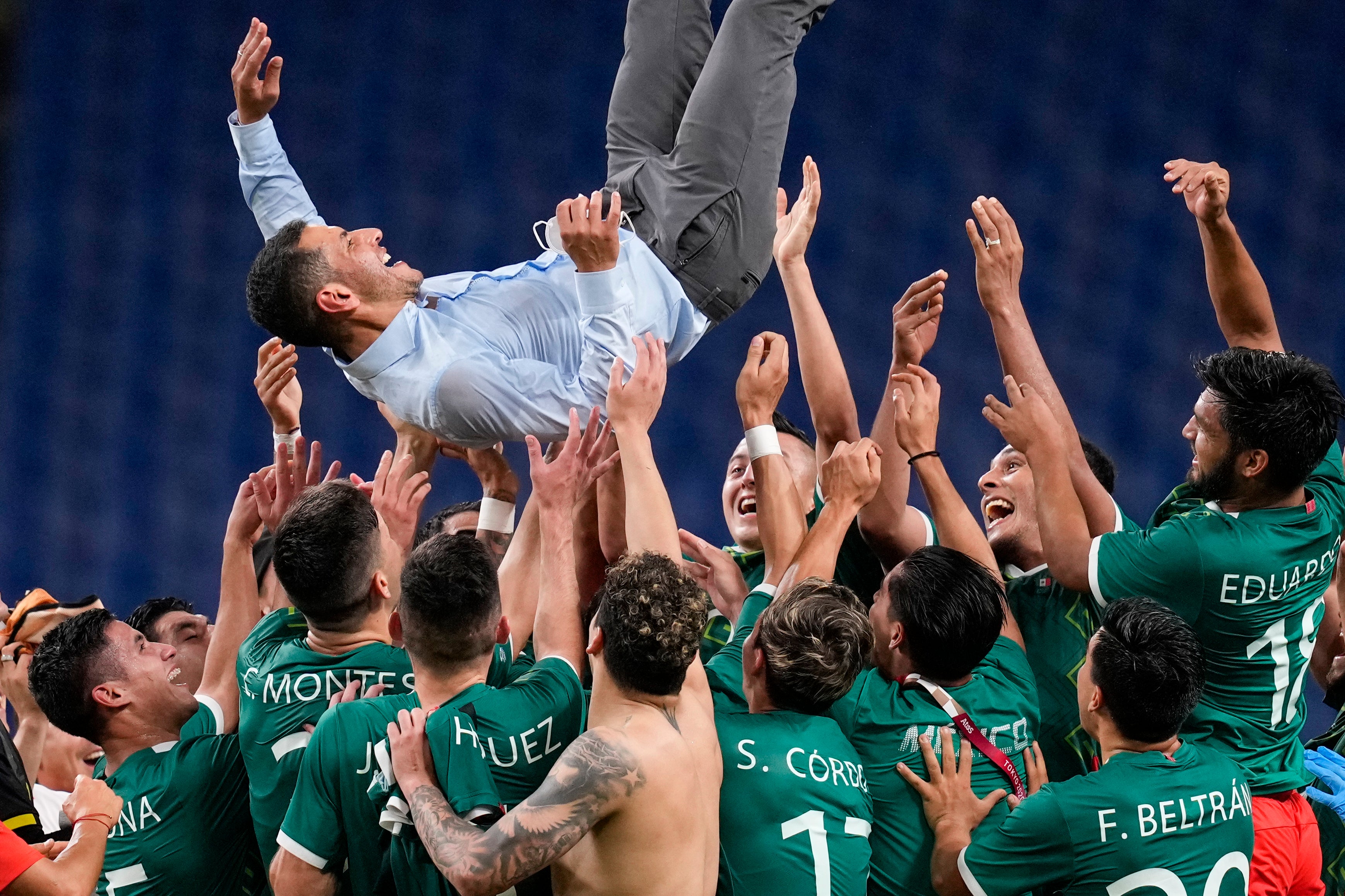 Jugadores de México levantan al entrenador Jaime Lozano para celebrar su victoria 3-1 contra Japón en el partido de fútbol por la medalla de bronce masculina en los Juegos Olímpicos de Verano de 2020, el viernes 6 de agosto de 2021, en Saitama, Japón.