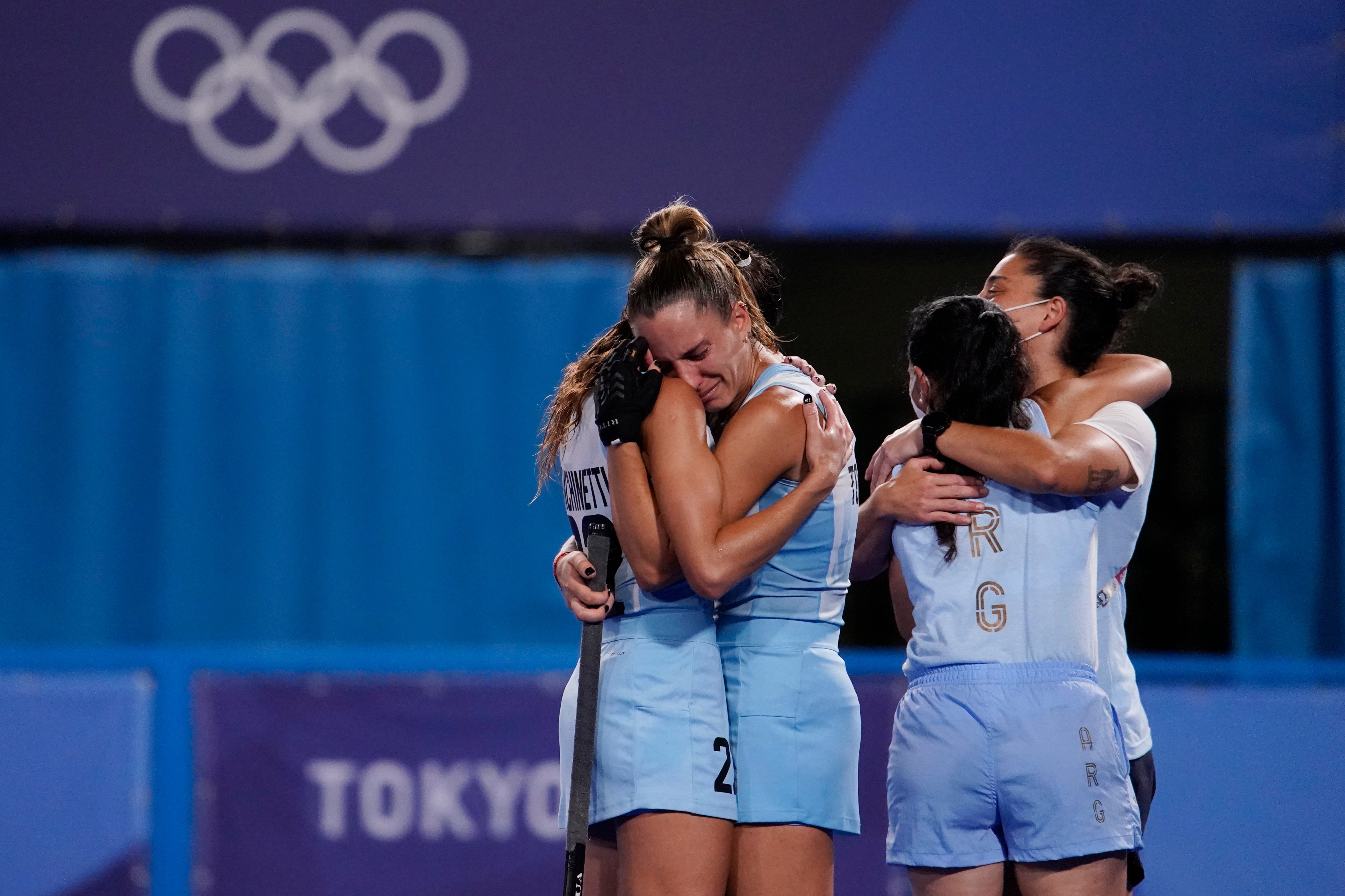 Jugadoras argentinas reaccionan tras perder ante Holanda en el partido de hockey sobre césped femenino por la medalla de oro en los Juegos Olímpicos de Verano de 2020, el viernes 6 de agosto de 2021 en Tokio, Japón.